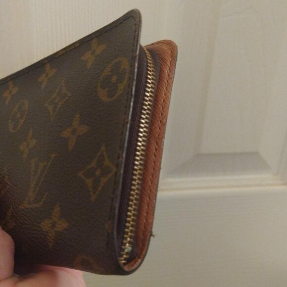 Louis Vuitton Monogram Zippy Wallet - Picture 5 of 15